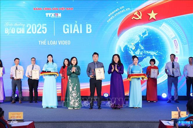Các Phó Tổng giám đốc TTXVN Đoàn Thị Tuyết Nhung và Nguyễn Thị Sự trao giải cho các tác giả, đại diện nhóm tác giả đoạt giải B. Ảnh: Phạm Tuấn Anh - TTXVN
