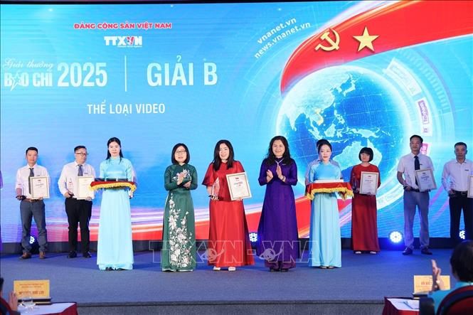 Các Phó Tổng giám đốc TTXVN Đoàn Thị Tuyết Nhung và Nguyễn Thị Sự trao giải cho các tác giả, đại diện nhóm tác giả đoạt giải B. Ảnh: Phạm Tuấn Anh - TTXVN
