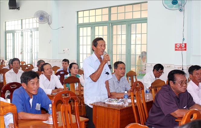 Người trồng thanh long quan tâm tìm hiểu về các mô hình cây trồng tại tọa đàm. Ảnh: Hồng Hiếu- TTXVN