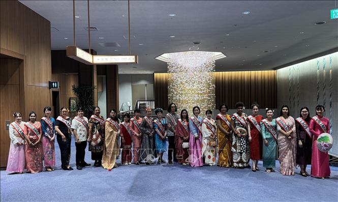 Đại diện các nước với trang phục truyền thống tại Hội chợ. Ảnh: Phạm Tuân - PV TTXVN tại Nhật Bản