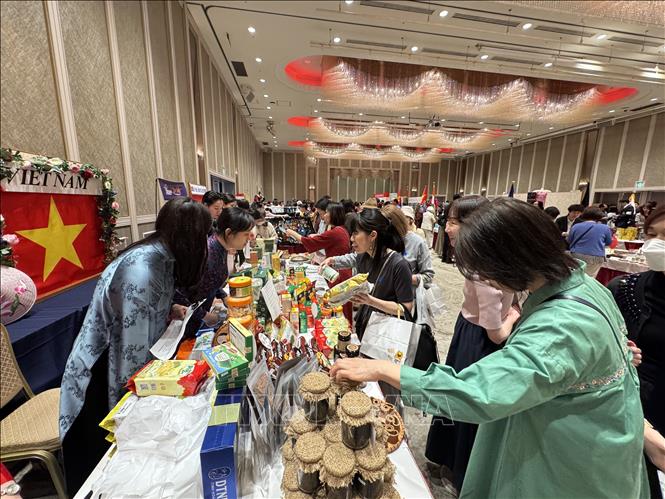 Các sản phẩm của Việt Nam nhận được sự quan tâm của bạn bè quốc tế và người dân Nhật Bản. Ảnh: Phạm Tuân - PV TTXVN tại Nhật Bản