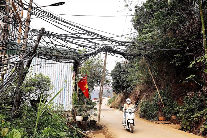 Các ống nước kéo qua đường gây ảnh hưởng đến giao thông đi lại. Ảnh: Thanh Hải - TTXVN  