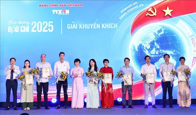 Nhà báo Ninh Hồng Nga, Tổng biên tập báo Tin tức và Dân tộc và ông Nguyễn Việt Dũng, Giám đốc Trung tâm thông tin TTXVN khu vực miền Trung - Tây Nguyên trao giải Khuyến khích cho các tác giả. Ảnh: Minh Đức – TTXVN