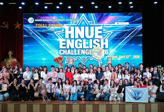 Các đại biểu cùng các đội thi HNUE English Challenge 2026. Ảnh: Lê Đông - TTXVN