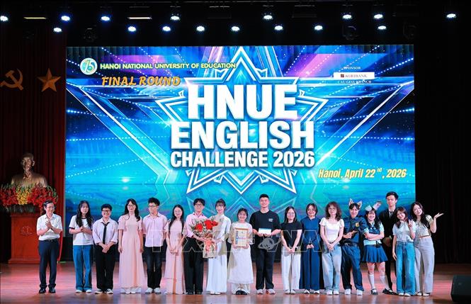 PGS.TS Nguyễn Lân Hùng Sơn, Trưởng phòng Công tác chính trị - Học sinh sinh viên trao Giải Nhất cho Khoa Tiếng Anh. Ảnh: Lê Đông - TTXVN