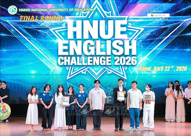 TS. Lưu Thị Kim Nhung, Giám đốc trung tâm Phát triển Giáo dục và công nghệ số (EDC) trao Giải Ba cho Khoa Hóa học, Khoa Tâm lý giáo dục. Ảnh: Lê Đông - TTXVN