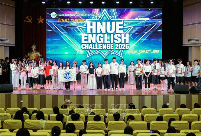 TS. Trần Hương Quỳnh, Trưởng khoa Tiếng Anh; TS. Đinh Minh Hằng, Trưởng phòng Hành chính đối ngoại trao Giải Khuyến khích cho Khoa Giáo dục Tiểu học, Trường THCS và THPT Nguyễn Tất Thành, Khoa Toán - Tin, Khoa Địa lý, Khoa GD Mầm non. Ảnh: Lê Đông - TTXVN