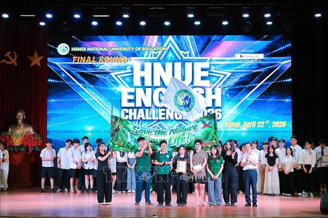 PGS.TS Nguyễn Lân Hùng Sơn, Trưởng phòng Công tác chính trị - Học sinh sinh viên trao Giải 