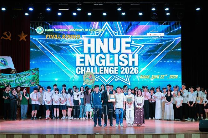 Thạc sĩ Nguyễn Thị Kim Ngân, Giảng viên khoa Tiếng Anh trao Giải Nhất bài luận Khoa Hóa học. Ảnh: Lê Đông - TTXVN