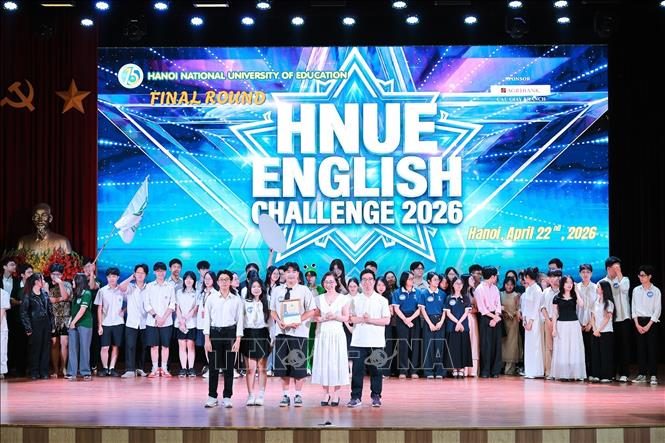 TS. Phạm Thị Ngọc Quỳnh, Giám đốc Viện Giáo dục và đào tạo quốc tế trao Giải Nhất clip cho Khoa Giáo dục tiểu học. Ảnh: Lê Đông - TTXVN
