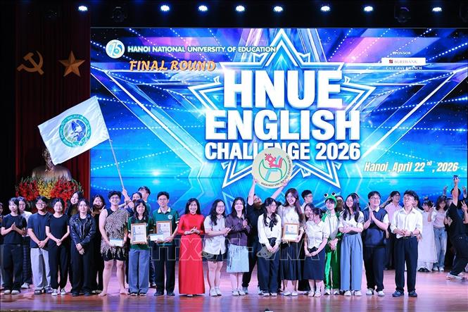 Bà Phạm Thị Thu, Phó Giám đốc Ngân hàng Agribank chi nhánh Cầu Giấy trao Giải Nhì cho Khoa Ngữ văn, Khoa Sinh học. Ảnh: Lê Đông - TTXVN