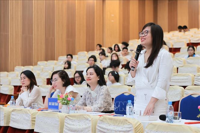 Ban giám khảo cuộc thi HNUE English Challenge 2026 đặt câu hỏi cho các đội phần thi Hùng biện. Ảnh: Lê Đông - TTXVN