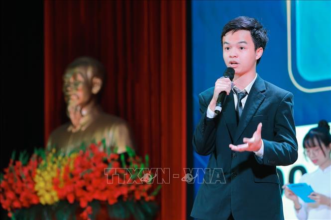 Phần thi hùng biện của các đội thi HNUE English Challenge 2026. Ảnh: Lê Đông - TTXVN