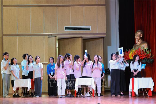 Phần thi Tìm hiểu của các đội thi HNUE English Challenge 2026. Ảnh: Lê Đông - TTXVN