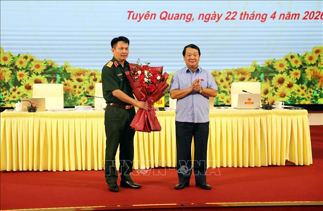 Bí thư Tỉnh ủy Tuyên Quang Hầu A Lềnh (phải) chúc mừng Thiếu tướng Nguyễn Đình Cương, Chỉ huy trưởng Bộ Chỉ huy Quân sự tỉnh Tuyên Quang được bầu là Uỷ viên UBND tỉnh khóa XX, nhiệm kỳ 2026 – 2031. Ảnh: Quang Cường - TTXVN