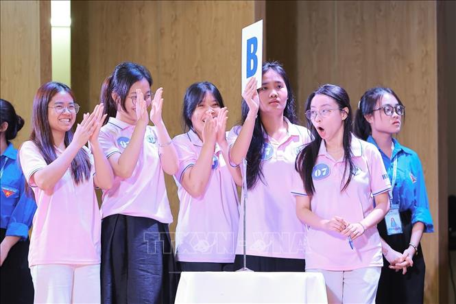 Phần thi Tìm hiểu của các đội thi HNUE English Challenge 2026. Ảnh: Lê Đông - TTXVN