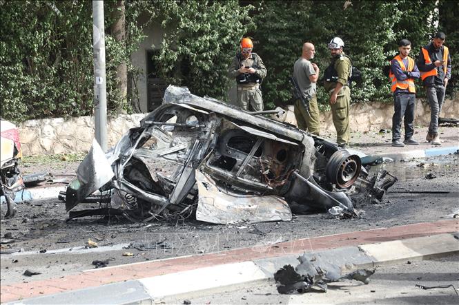 Một khu vực bị trúng tên lửa tại Ramat Gan, Israel. Ảnh: THX/TTXVN