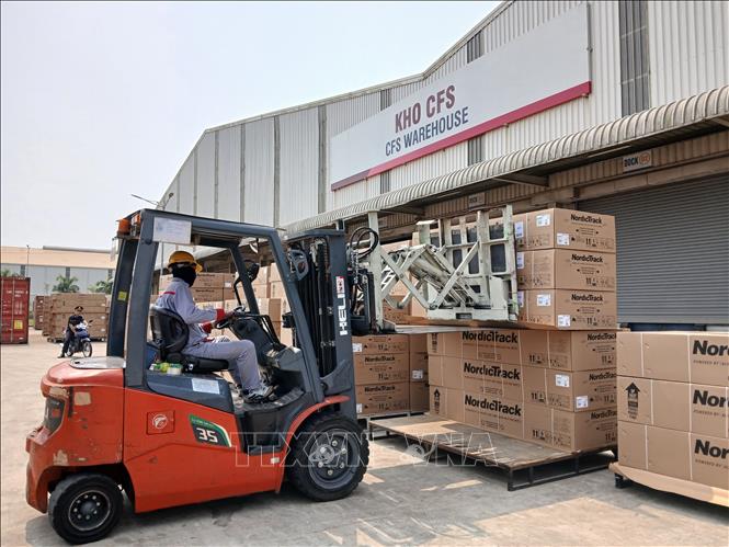 Hoạt động bốc dỡ hàng rời tại Cảng quốc tế Chu Lai. Ảnh: Mỹ Hà - TTXVN