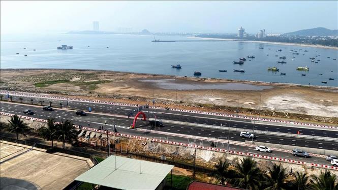 Dự án xây dựng tổng thể bến cảng container Liên Chiểu với tổng vốn đầu tư dự kiến hơn 45 ngàn tỷ đồng (hơn 1,75 tỷ USD). Ảnh: Mỹ Hà - TTXVN