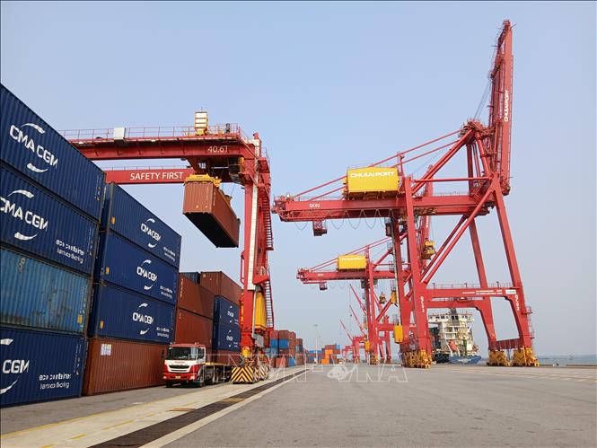 Bến cảng 5 vạn tấn tại Cảng quốc tế Chu Lai có đầy đủ trang thiết bị hiện đại giúp giải phóng hàng hóa nhanh. Ảnh: Mỹ Hà - TTXVN