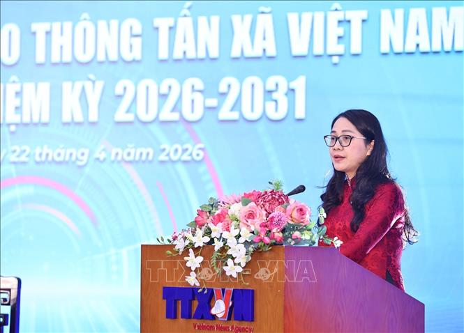 Đồng chí Nguyễn Thị Ngọc Anh, Thư ký Đại hội trình bày Biên bản Phiên họp thứ nhất. Ảnh: Minh Đức – TTXVN