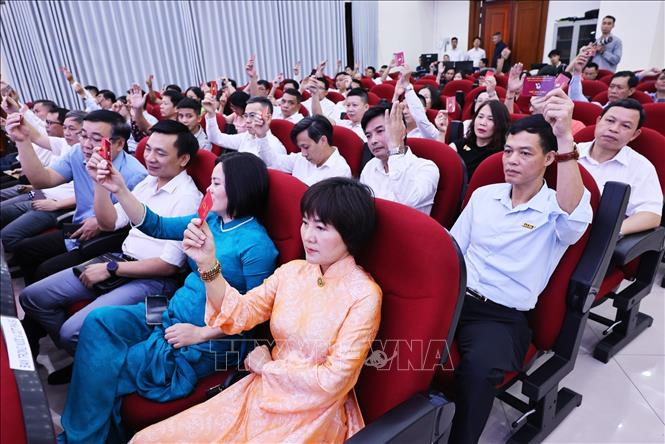 Các đại biểu biểu quyết tại Phiên họp thứ nhất. Ảnh: Minh Đức – TTXVN