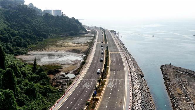 Đường ven biển nối cảng Liên Chiểu khởi công tháng 9/2023 với tổng mức đầu tư hơn 1.200 tỷ đồng, dài gần 3 km, rộng 30 m, 6 làn xe đã hoàn thành. Ảnh: Mỹ Hà - TTXVN