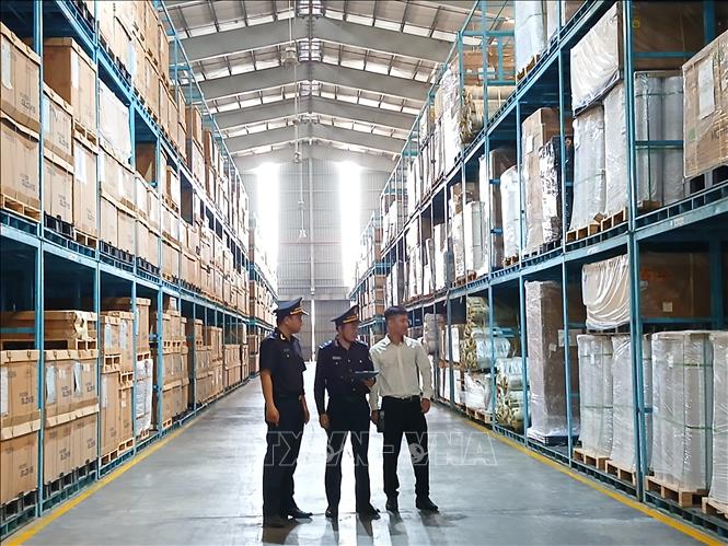 Hải quan Cửa khẩu cảng Kỳ Hà phối hợp cùng Công ty TNHH Cảng biển quốc tế Chu Lai kiểm tra hàng hóa nhập kho tại cảng quốc tế Chu Lai. Ảnh: Mỹ Hà - TTXVN