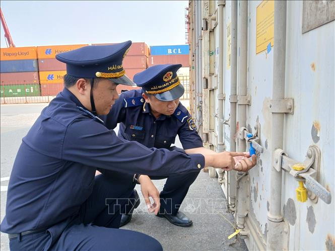 Hải quan Cửa khẩu cảng Kỳ Hà kiểm tra SEAL hải quan niêm phong hàng xuất khẩu tại Cảng quốc tế Chu Lai. Ảnh: Mỹ Hà - TTXVN