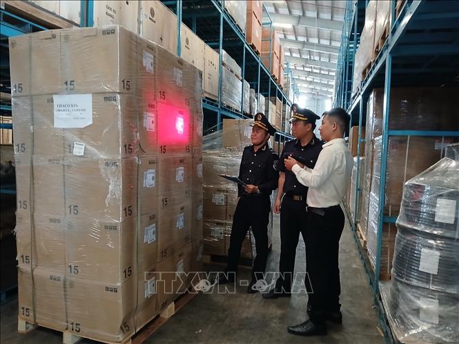 Phương thức giám sát hiện đại trong khu vực hệ thống kho ngoại quan, kho CFS tại cảng quốc tế Chu Lai. Ảnh: Mỹ Hà - TTXVN