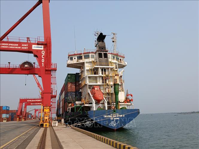 Tàu hàng tại Cảng quốc tế Chu Lai. Ảnh: Mỹ Hà - TTXVN