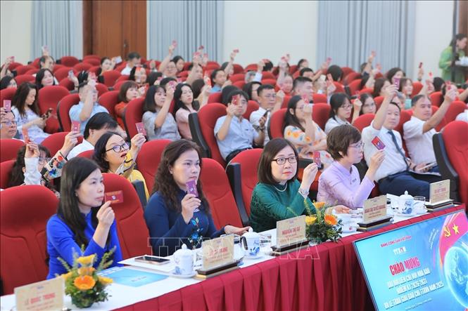 Các đại biểu biểu quyết thông qua danh sách Đoàn Chủ tịch. Ảnh: Lê Đông - TTXVN
