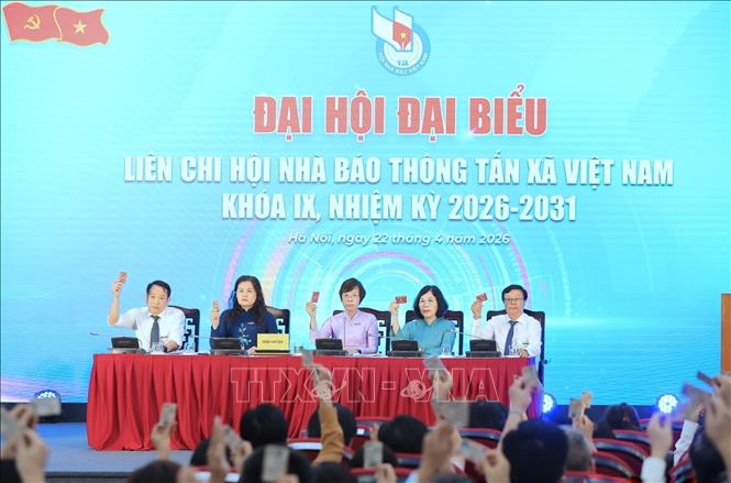 Các đại biểu biểu quyết thông qua chương trình làm việc. Ảnh: Lê Đông - TTXVN