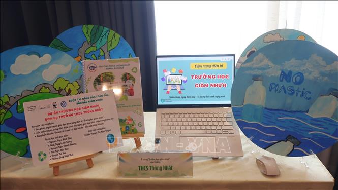 Trưng bày các ý tưởng, dự án giảm nhựa tại cuộc thi. Ảnh: Mai Trang- TTXVN 