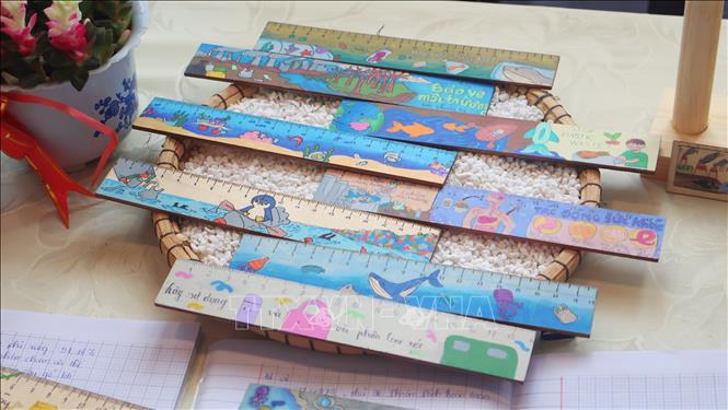 Sản phẩm giảm nhựa do các học sinh thành phố Huế sáng tạo thông qua cuộc thi. Ảnh: Mai Trang- TTXVN 