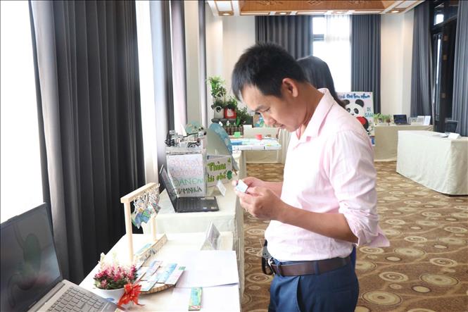 Tham quan khu vực trưng bày sản phẩm, ý tưởng của cuộc thi. Ảnh: Mai Trang- TTXVN 