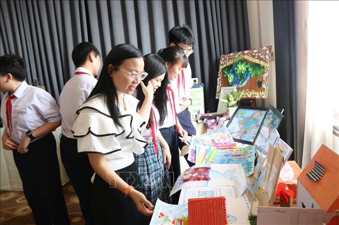 Tham quan khu vực trưng bày sản phẩm, ý tưởng của cuộc thi. Ảnh: Mai Trang- TTXVN