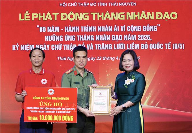 Công an tỉnh Thái Nguyên ủng hộ 10 triệu đồng. Ảnh: Thu Hằng - TTXVN
