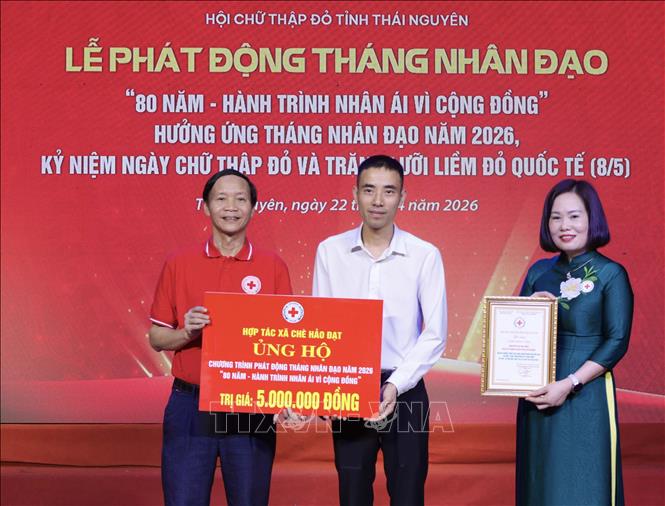 Hợp tác xã chè Hảo Đạt ủng hộ 5 triệu đồng. Ảnh: Thu Hằng - TTXVN