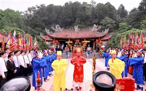 Sắc màu lễ hội rực rỡ tại Đền Hùng những ngày cao điểm