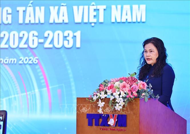 Bà Nguyễn Thị Sự, Phó Tổng giám đốc, Phó Chủ tịch Liên chi hội Nhà báo TTXVN trình bày Quy chế làm việc và tình hình hội viên tham dự Đại hội. Ảnh: Minh Đức - TTXVN