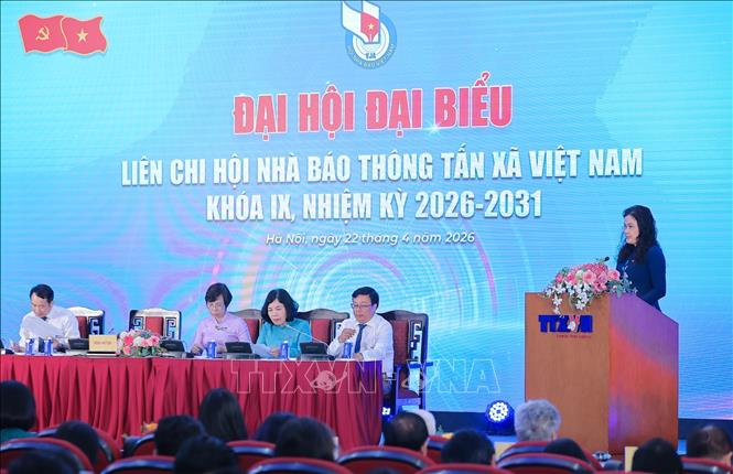 Bà Nguyễn Thị Sự, Phó Tổng giám đốc, Phó Chủ tịch Liên chi hội Nhà báo TTXVN trình bày Quy chế làm việc và tình hình hội viên tham dự Đại hội. Ảnh: Lê Đông - TTXVN