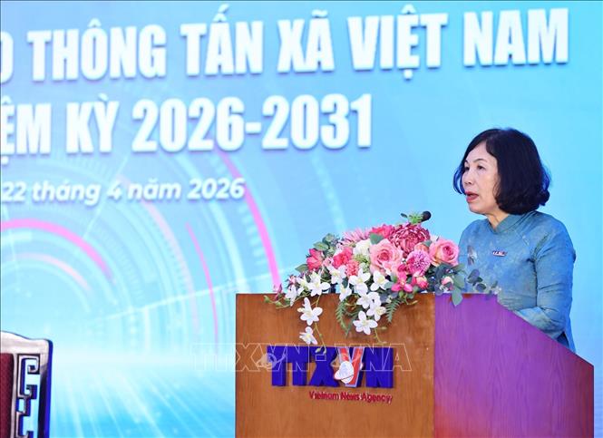 Bà Nguyễn Hồng Hạnh, Phó Chủ tịch thường trực Liên chi hội Nhà báo TTXVN trình bày Báo cáo kiểm điểm của Ban Chấp hành Liên chi hội nhiệm kỳ 2020 - 2025. Ảnh: Minh Đức - TTXVN