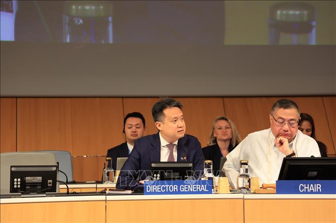 Tổng giám đốc Daren Tang (bên trái) phát biểu tại sự kiện. Ảnh: Anh Hiển - PV TTXVN tại Thụy Sĩ 