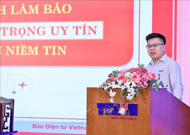 Nhà báo Võ Mạnh Hùng (Báo điện tử VietnamPlus) trình bày tham luận. Ảnh: Minh Đức - TTXVN