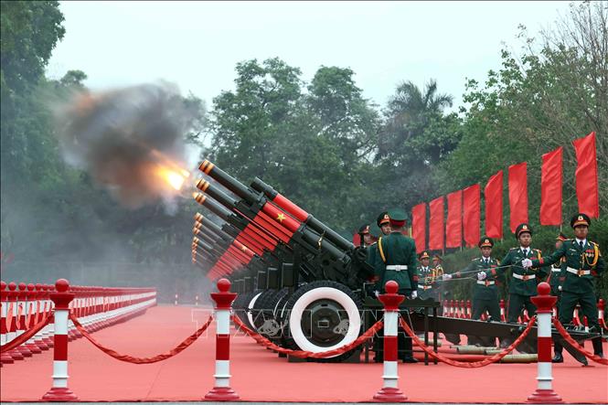 Nghi thức bắn 21 loạt đại bác chào mừng Tổng thống Hàn Quốc Lee Jae Myung và Phu nhân thăm cấp Nhà nước tới Việt Nam. Ảnh: An Đăng - TTXVN