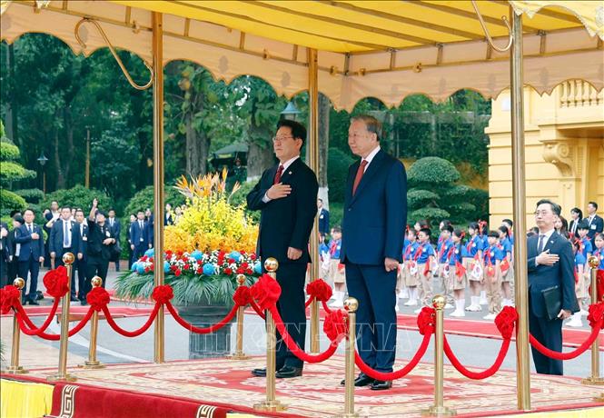 Tổng Bí thư, Chủ tịch nước Tô Lâm và Tổng thống Hàn Quốc Lee Jae Myung nghe Quân nhạc cử Quốc thiều hai nước. Ảnh: Thống Nhất – TTXVN