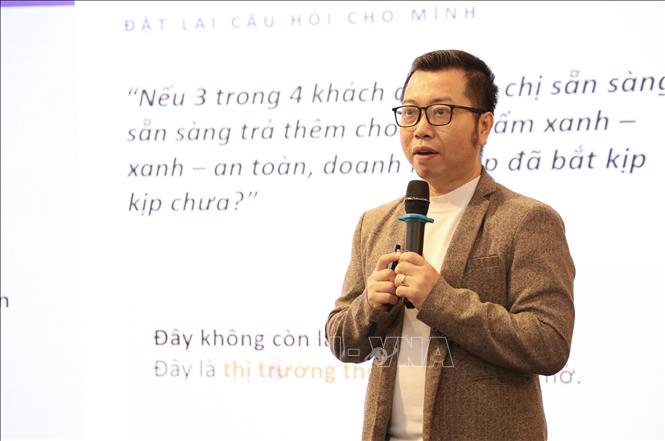Ông Nguyễn Minh Đức, Phó Tổng Thư ký Hiệp hội Thương mại Điện tử Việt Nam phát biểu tham luận tại hội thảo. Ảnh: Xuân Anh -TTXVN  