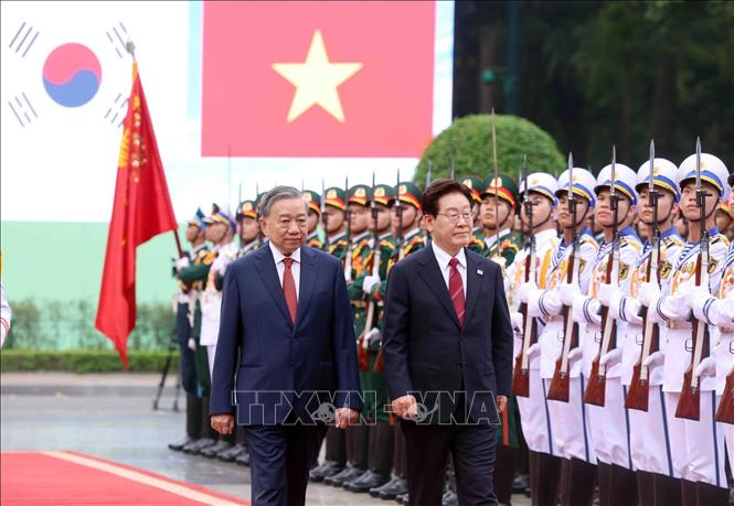 Tổng Bí thư, Chủ tịch nước Tô Lâm và Tổng thống Hàn Quốc Lee Jae Myung duyệt Đội danh dự Quân đội nhân dân Việt Nam.