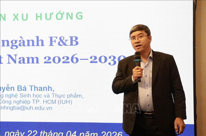 Tiến sĩ Nguyễn Bá Thanh, Viện trưởng Viện Công nghệ Sinh học và Thực phẩm, Trường Đại học Công nghiệp TP. Hồ Chí Minh thông tin xu hướng ứng dụng công nghệ tại hội thảo. Ảnh: Xuân Anh -TTXVN 